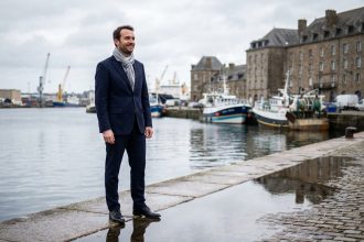 Homme souriant en costume à Brest au port